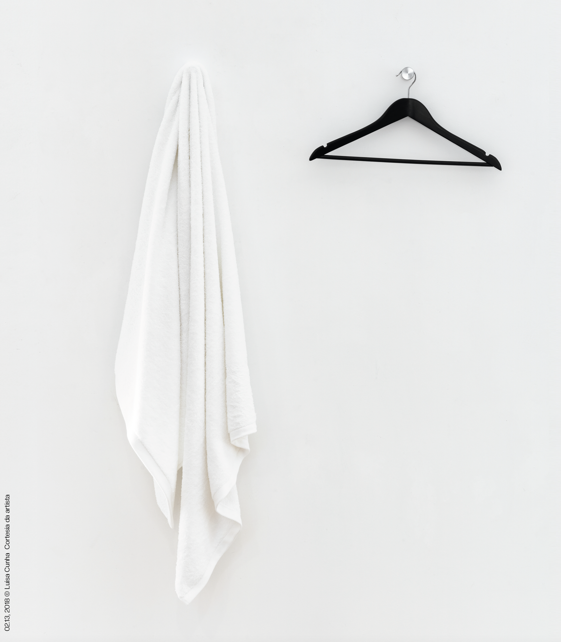 tolha branca pendurada, cabide.